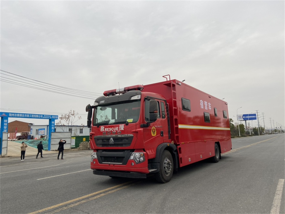 重汽豪沃后勤保障宿营车